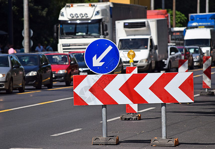 道路建设中的箭头交通标志图片