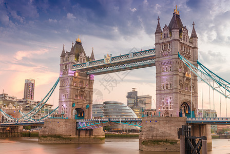 日落时的伦敦塔桥背景是伦敦河边图片