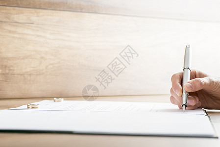 签署结婚合同或离婚文件图片