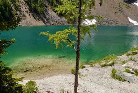加拿大洛基山脉的山丘湖CanadaR图片