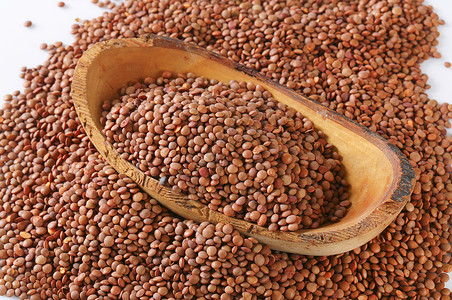 天然边缘碗中的全红扁豆背景图片