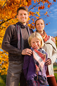 幸福的家庭母亲父亲和女儿或孩子站在户外图片