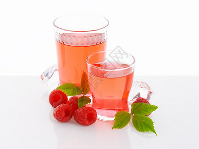 玻璃杯的草莓蔬菜饮图片