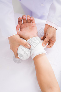 护士为手腕脱臼的病人做绷带图片