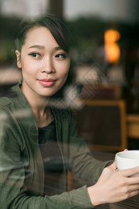 在咖啡馆喝早咖啡的亚洲年图片