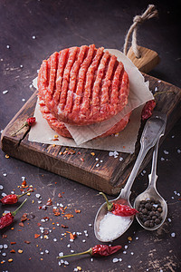 Raw土生牛肉汉堡牛排切菜用旧木板补图片