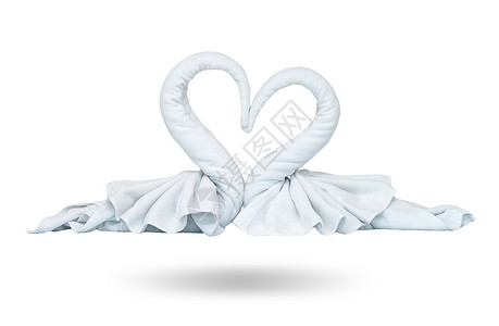 两条白色毛巾天鹅与白色背景上的心背景图片