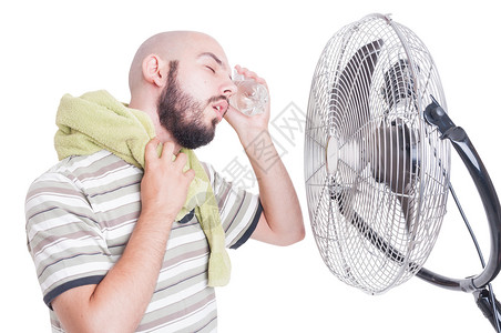 男人用冷水瓶和风扇或吹图片