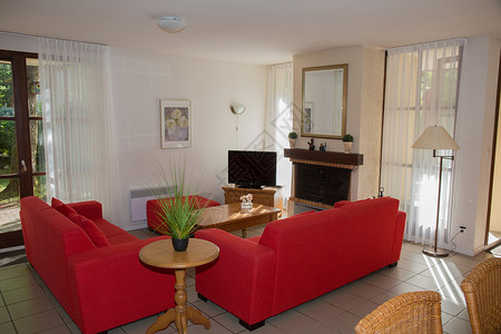 现代红色室内客厅在图片