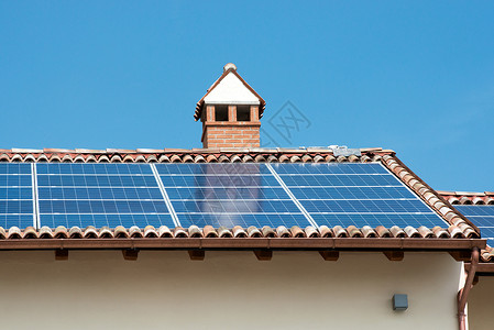 建筑物屋顶上的光伏太阳能电池板图片