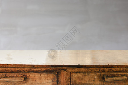空木桌和灰色水泥背景产品蒙太奇展示背景图片