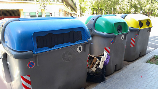 西班牙巴塞罗那废纸和废玻璃瓶的大型回收垃圾图片