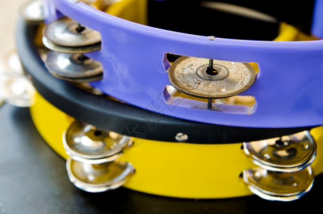 蓝色和黄色的传统手鼓特写背景图片