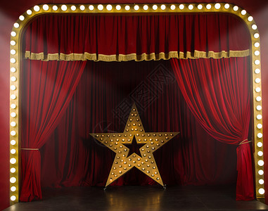 带有红色窗帘和聚光灯的戏剧舞台图片