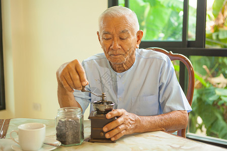 亚洲年长男子有古图片