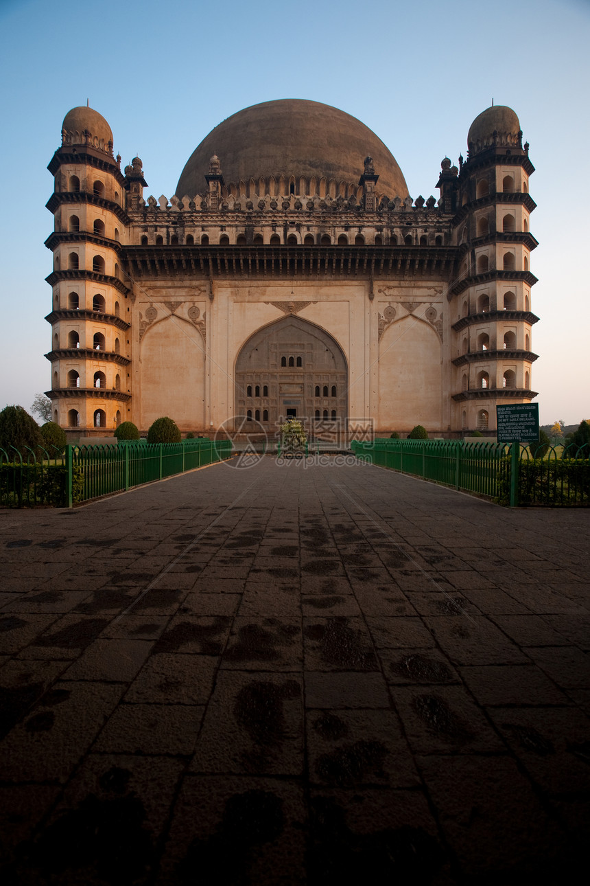 清晨的阳光照亮了印度南部比贾普尔的一个穆卧儿陵墓Golgumb图片