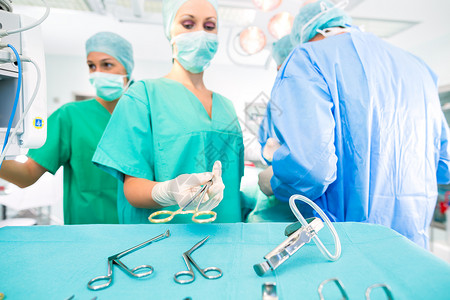 医院手术室的手术团队或诊所的Op对病人进行手术图片