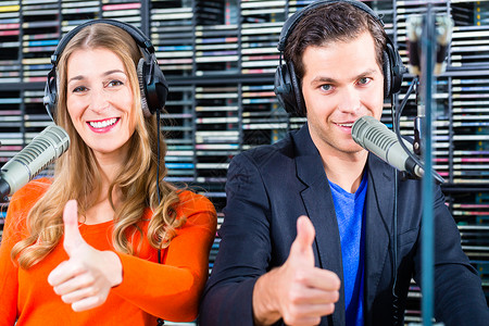 主持人或主持人男人和女人在电台主持节目的电台图片