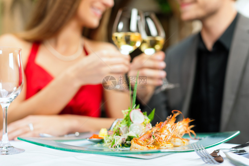 情侣在美食餐厅享用浪漫晚餐或午餐图片