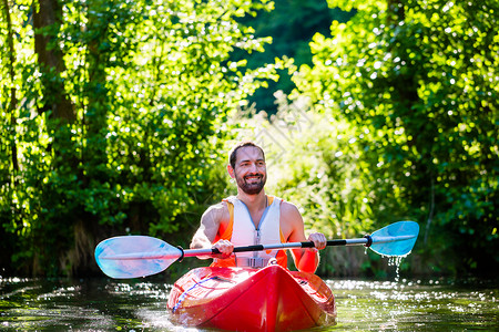 男子在河上划独木舟进行水上运动图片