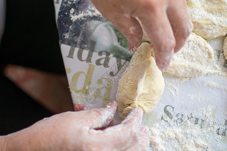 Pirozhki是传统的油炸面包图片