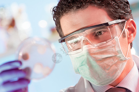 面罩和护目镜保护生命科学研究人员在培养皿中观察潜在的传染细胞专注于科学家的眼睛医疗保健和成人高清图片素材