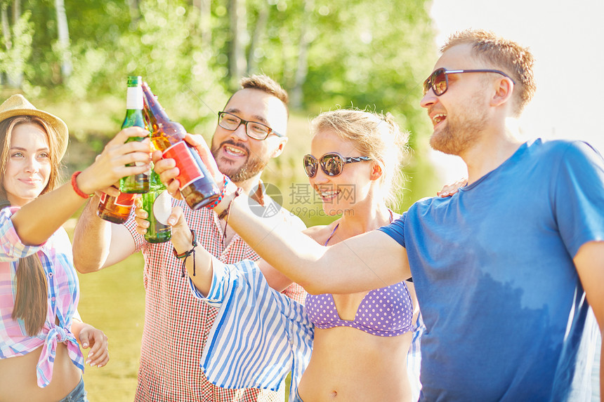 祝朋友在暑假期间喝啤图片