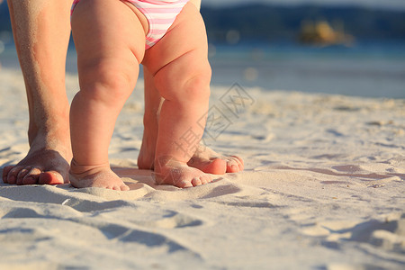 走在沙滩上的母婴双脚图片