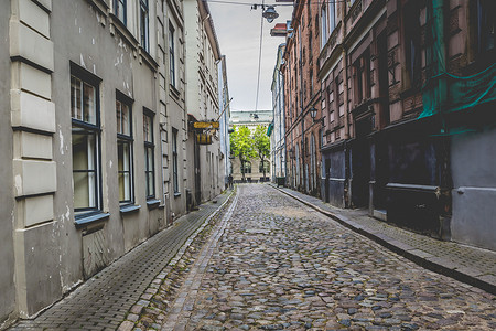 拉脱维亚老里加市中世纪小镇的早晨街道图片