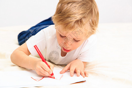 小男孩学习写信早期教育图片