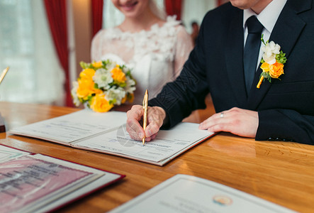 签署或结婚合同图片