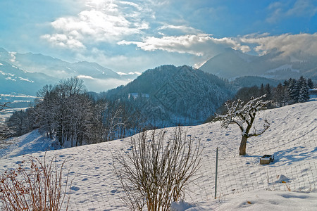 靠近格鲁耶雷斯镇的美丽的冬季风景高清图片