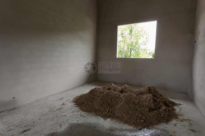 为石膏墙壁和地板准备水泥混凝土建造工图片