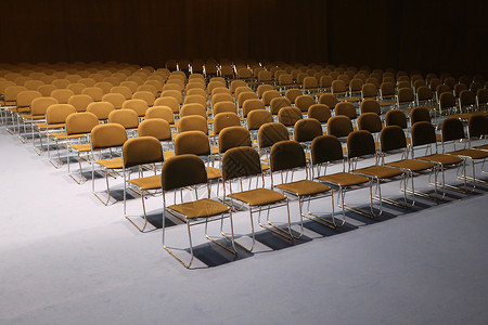 会议厅礼堂的空椅子图片