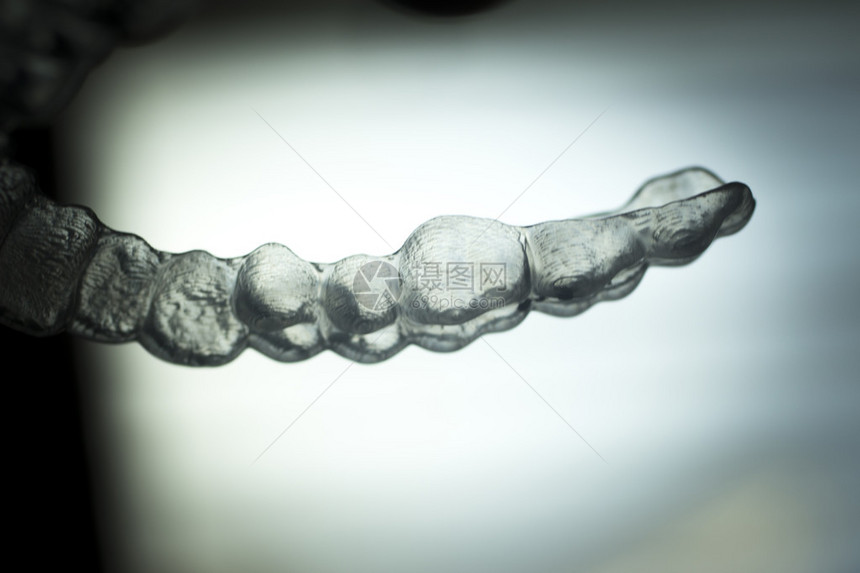 隐形牙齿矫正器牙齿矫正器塑料牙套保持器用于矫正牙齿牙医办公室牙科手术诊所的正畸临时可拆卸矫直机创意蓝色调的图片