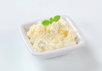 在一个小碗里的白色奶油酪图片