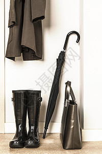 雨衣水井雨伞和袋图片