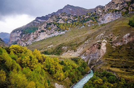 Chegem峡谷的青山图片