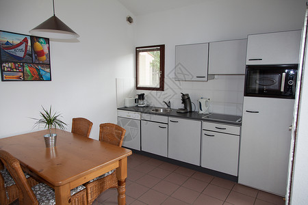 现代住宅厨房的内部图片