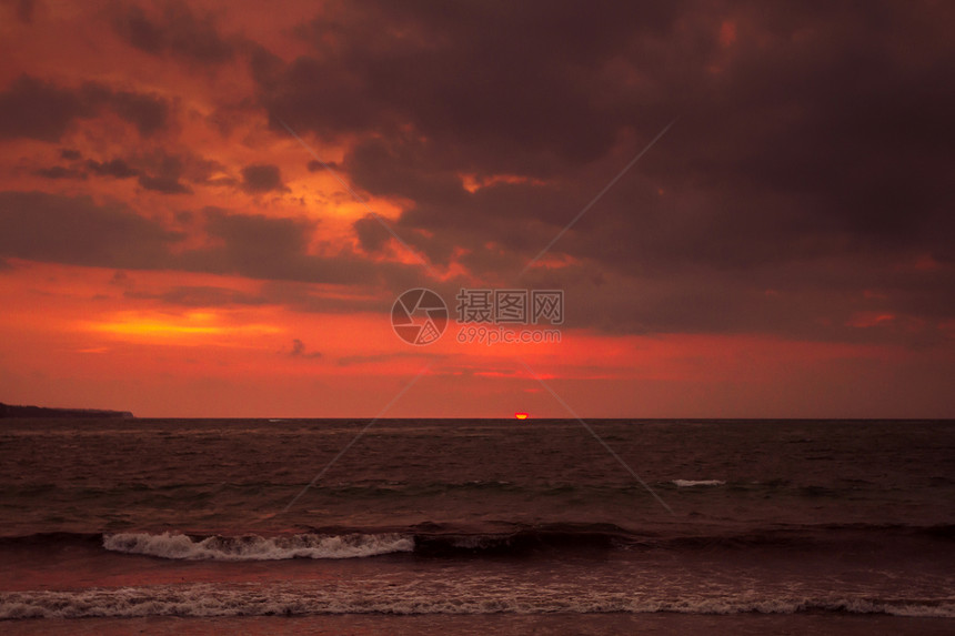 橙色的夕阳慢消失在地平线下取自图片