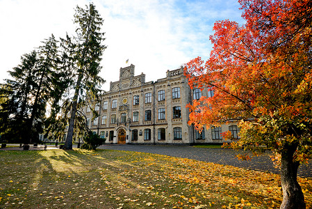 乌克兰国立技术大学基辅理工学院秋季景观图片