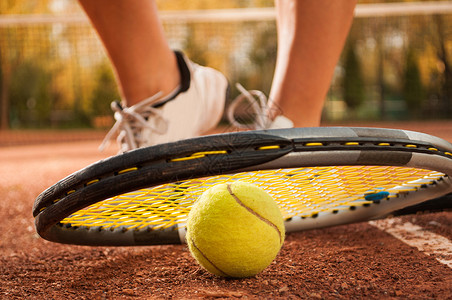 网球概念与球网电击和女在泥土图片