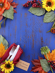 感恩节快乐黑暗蓝木背景装饰着向日葵的边图片