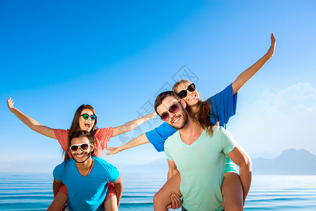 环岛游旅行社其余的门票快乐的男孩和女孩在度假村快乐的年轻人图片