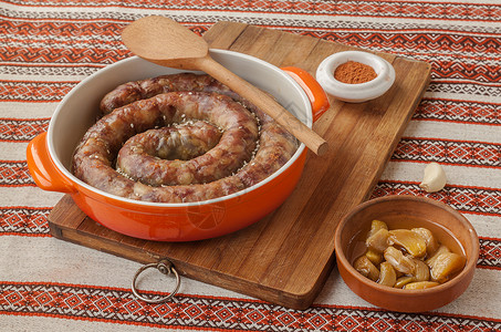 传统乌克兰美食自制猪肉香肠配烤大蒜图片