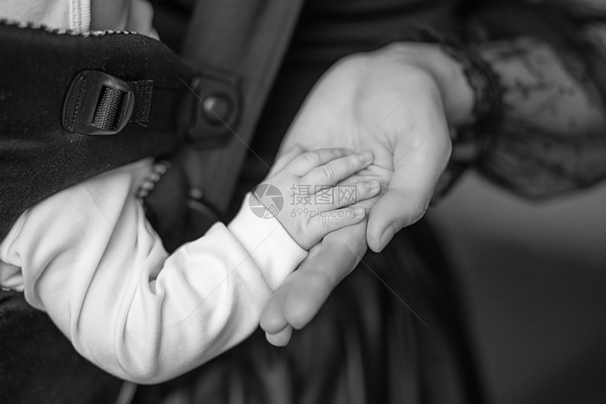 黑白摄影妈抱着手宝睡在人类工程学图片