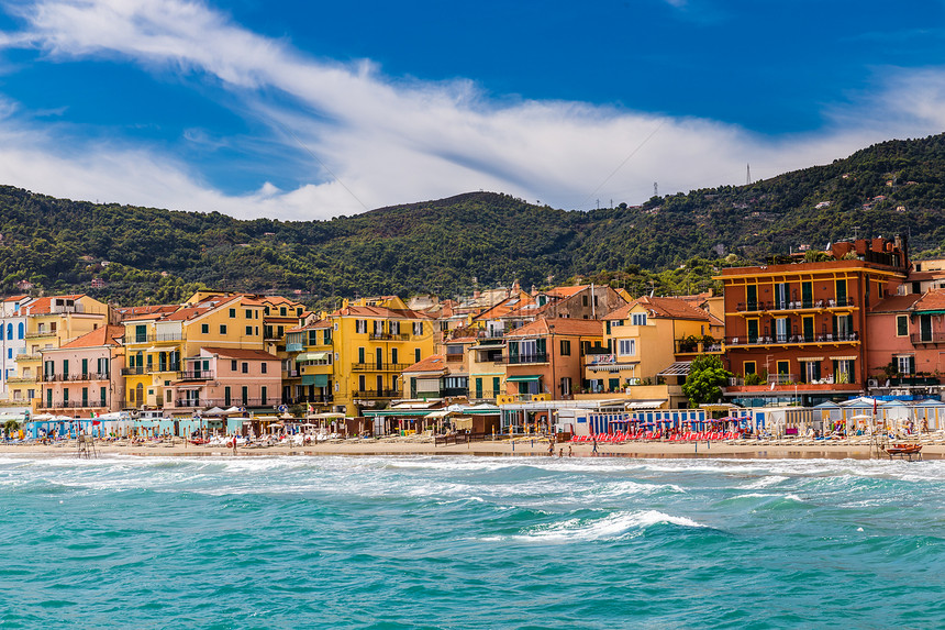 欧洲意大利阿拉西奥AlisaAlassio夏季日间充满多姿彩建筑的阿拉萨索海图片