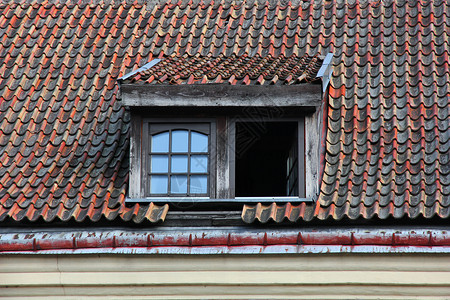 旧瓦屋顶阁楼上的窗户背景图片