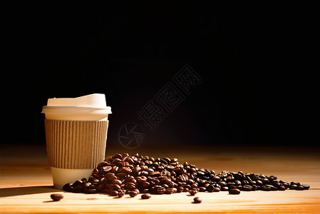 木桌上的纸杯咖啡和咖啡豆图片