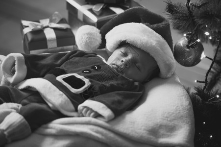 穿着圣诞老人服装的睡着婴儿图片